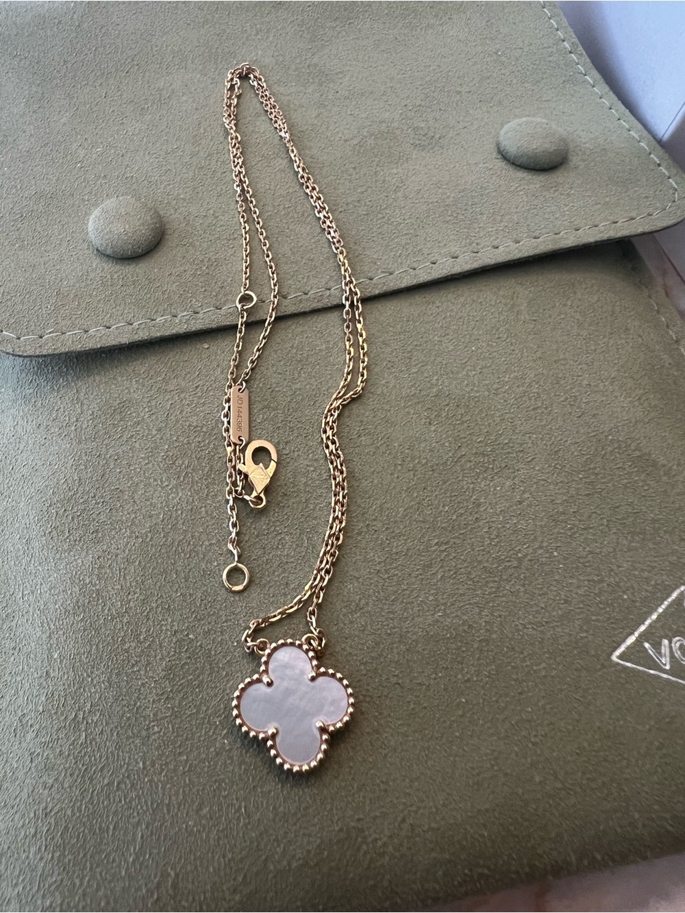 Van Cleef & Arpels Women's Mother of Pearl Alhambra Pendant Necklace Extended - Picture 4 of 9